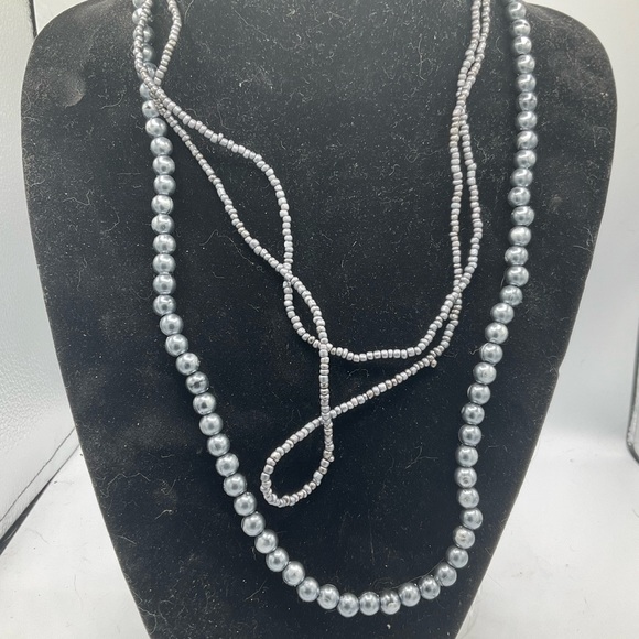 “FAUX GREY PEARL BEADED NECKLACE” Costume Jewelry. - Picture 3 of 7